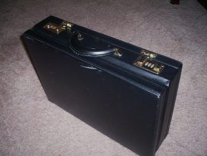 1024px-Briefcase-photo
